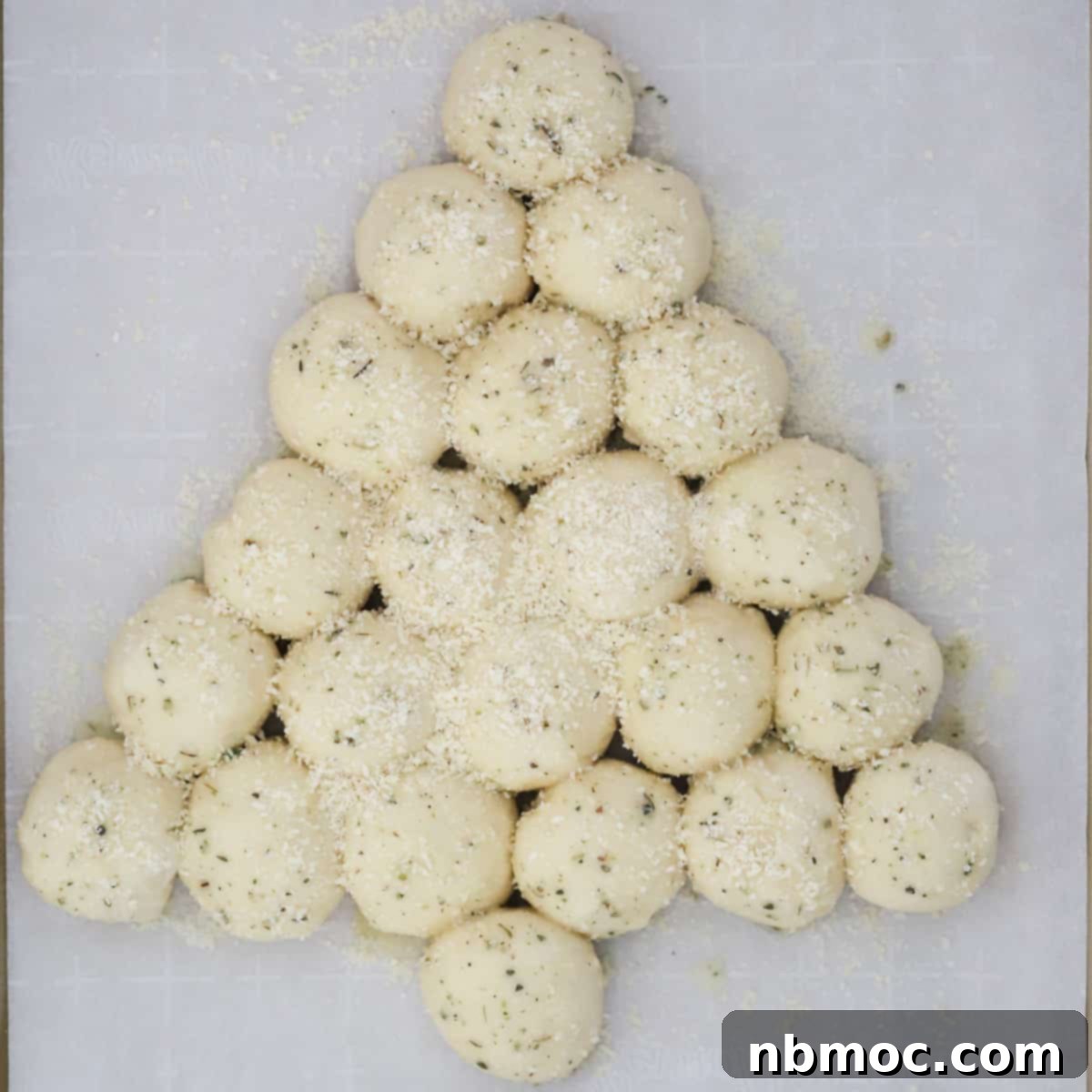 Garlic Butter Christmas Tree Rolls 1 featured 36997