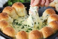 Cheesy Spinach Dip Bread Wreath