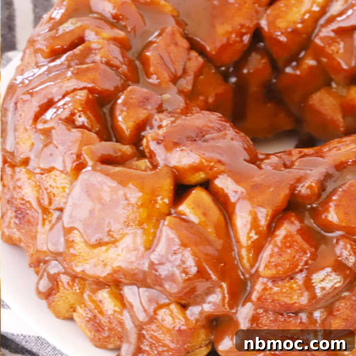 Quick and Easy Monkey Bread 1 featured 8787