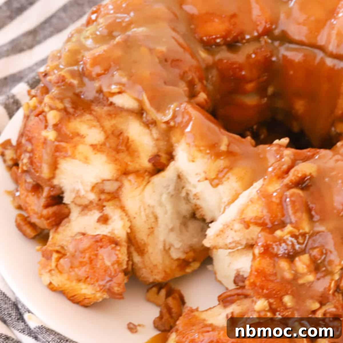 Gooey Caramel Pecan Pull-Apart Bread 1 featured 8791
