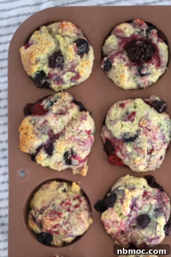 Bursting Berry Muffins 5 Detailed process of preparing and baking berry muffins at home.